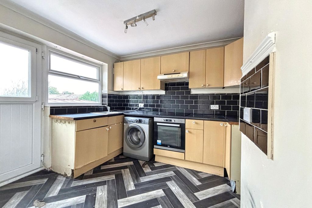 Property photo 3 of 12 25 Chatsworth Rise, Rotherham, South Yorkshire, S60 5LX
