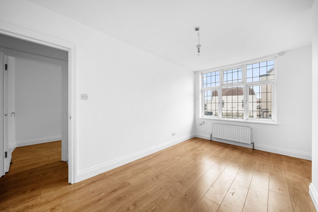Property photo 3 of 12 Photo 8