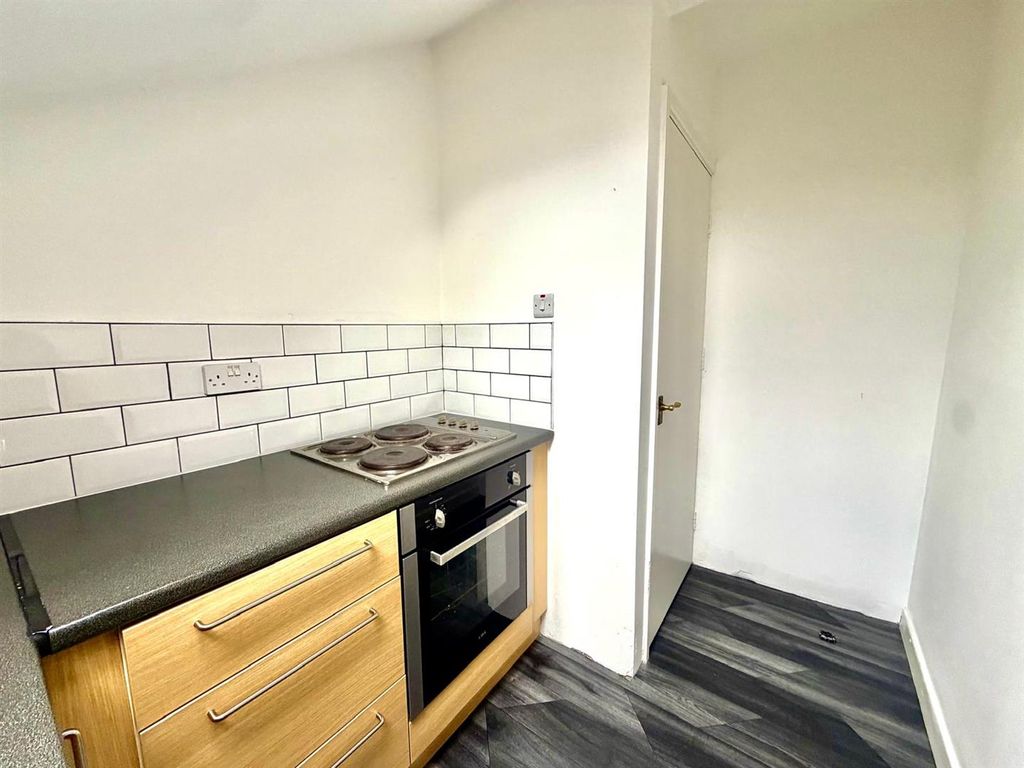 Property photo 2 of 10 Fitted Kitchen: