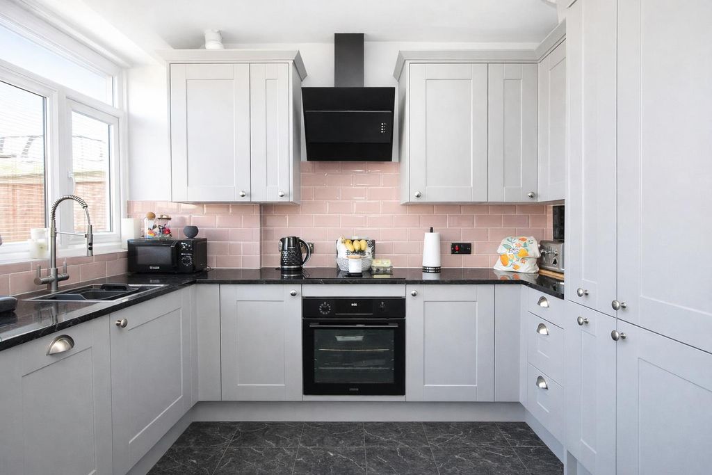 Property photo 3 of 18 Kitchen2