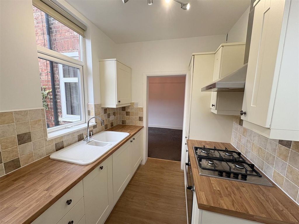 Property photo 3 of 11 Kitchen