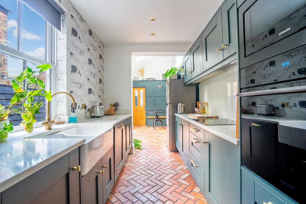 Property photo 2 of 21 Kitchen