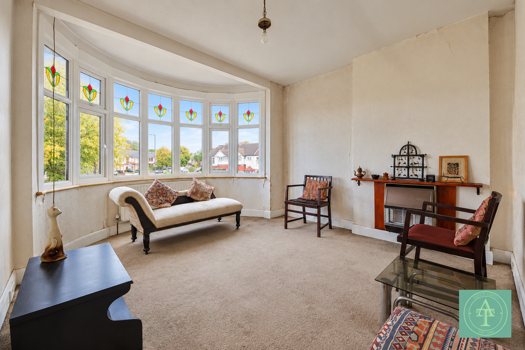 Property photo 2 of 8 Vintage Bay Window Living Room