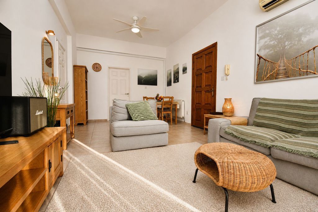 Property photo 1 of 12 Lounge
