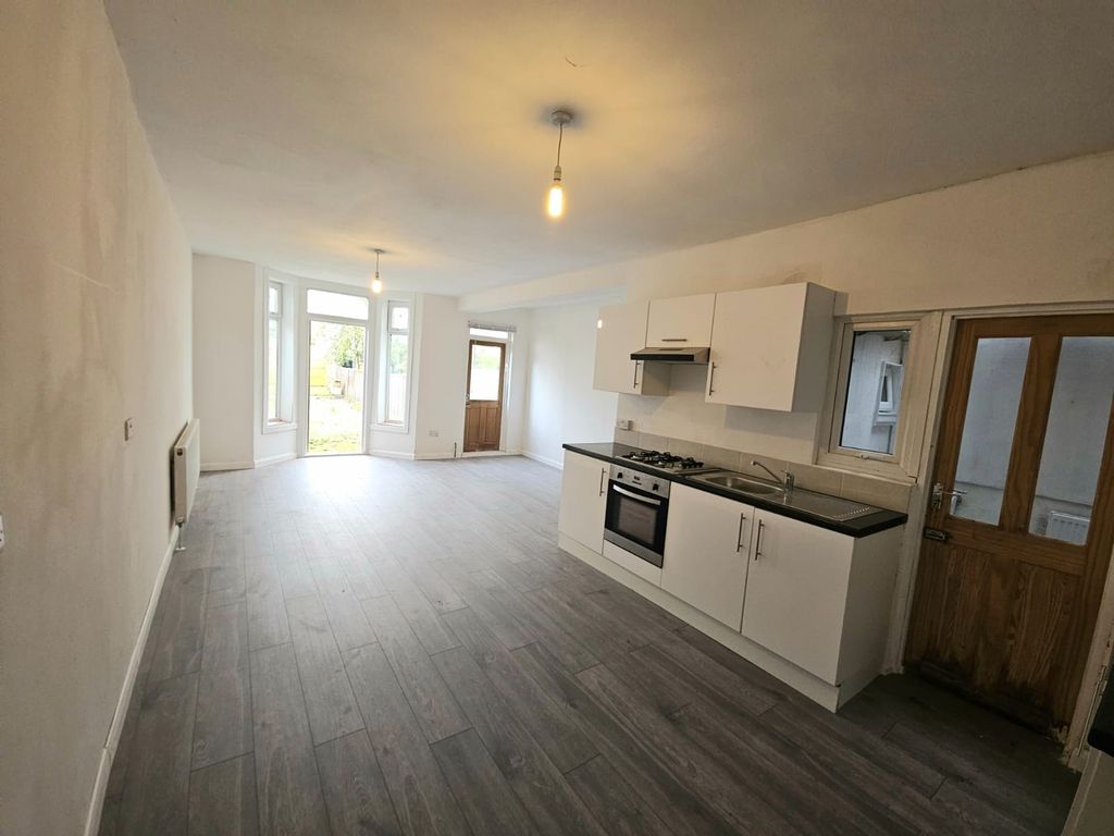 Property photo 1 of 11 Cover