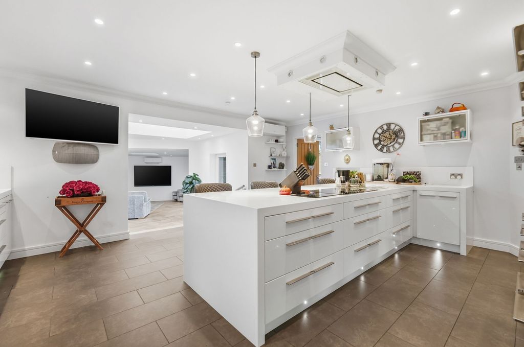 Property photo 3 of 33