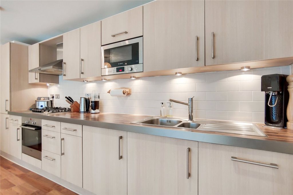 Property photo 3 of 11 Kitchen