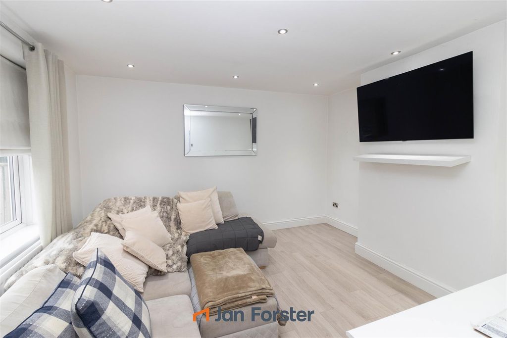 Property photo 2 of 8 Lounge