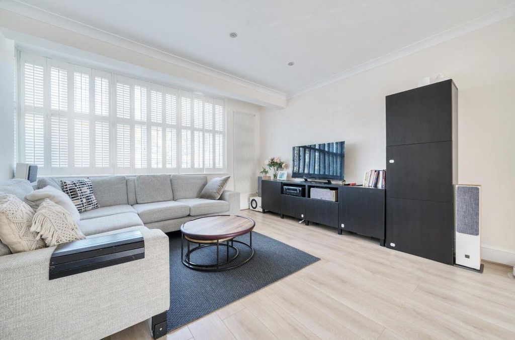 Property photo 1 of 19 Living.Jpg
