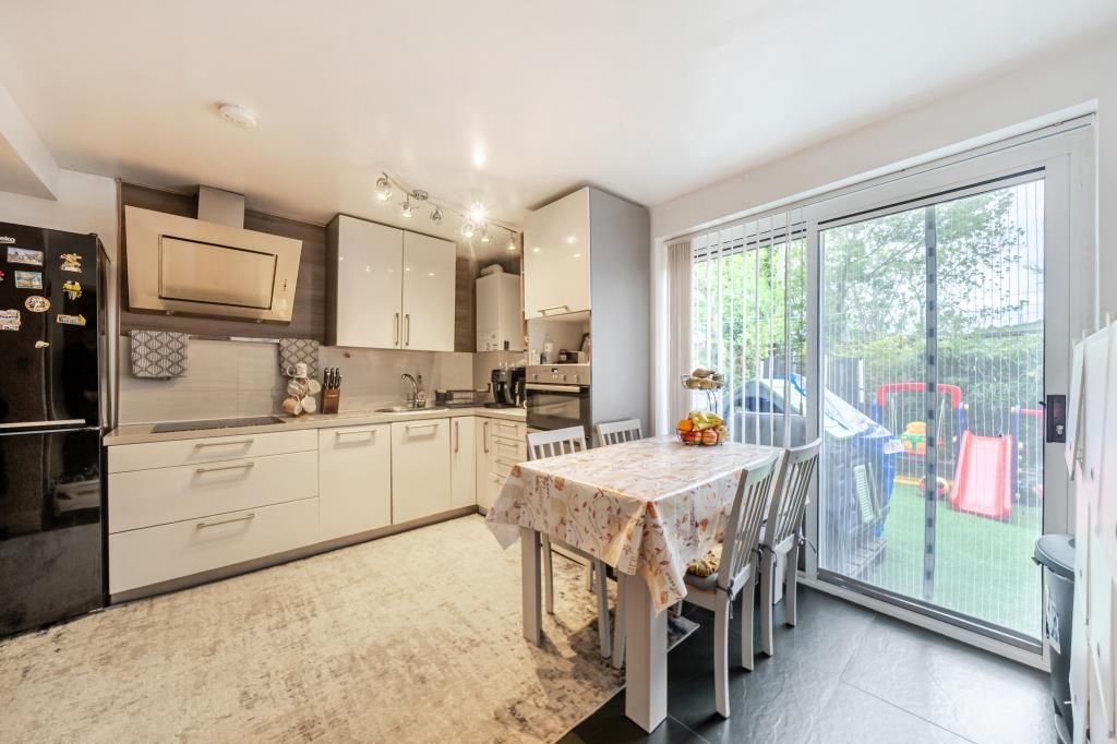Property photo 3 of 11 Kitchen
