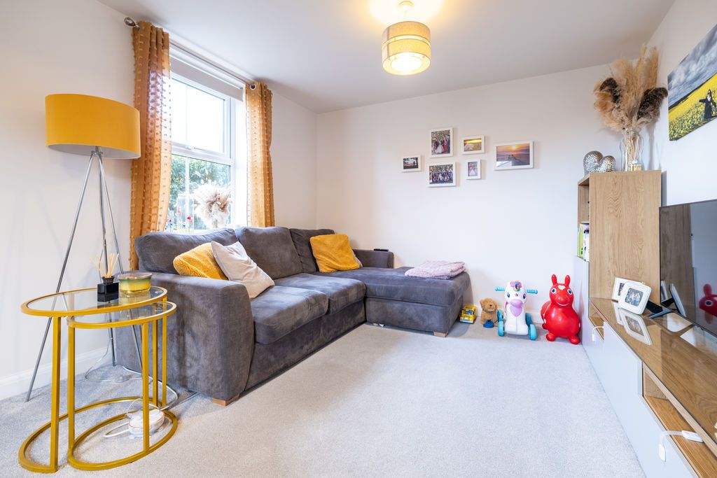 Property photo 3 of 30 Lounge