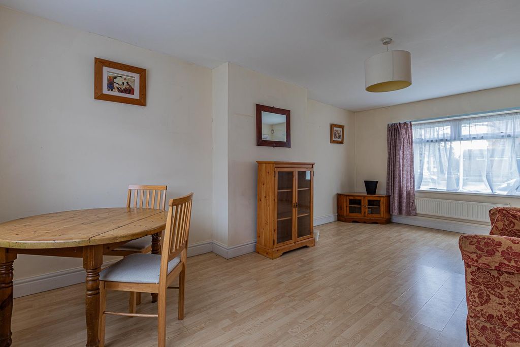 Property photo 2 of 17 Gabalfa Avenue 62-11.Jpg