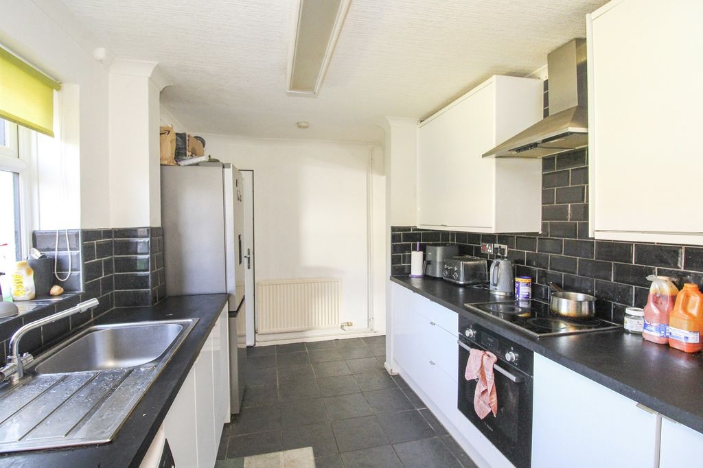 Property photo 2 of 11 Kitchen