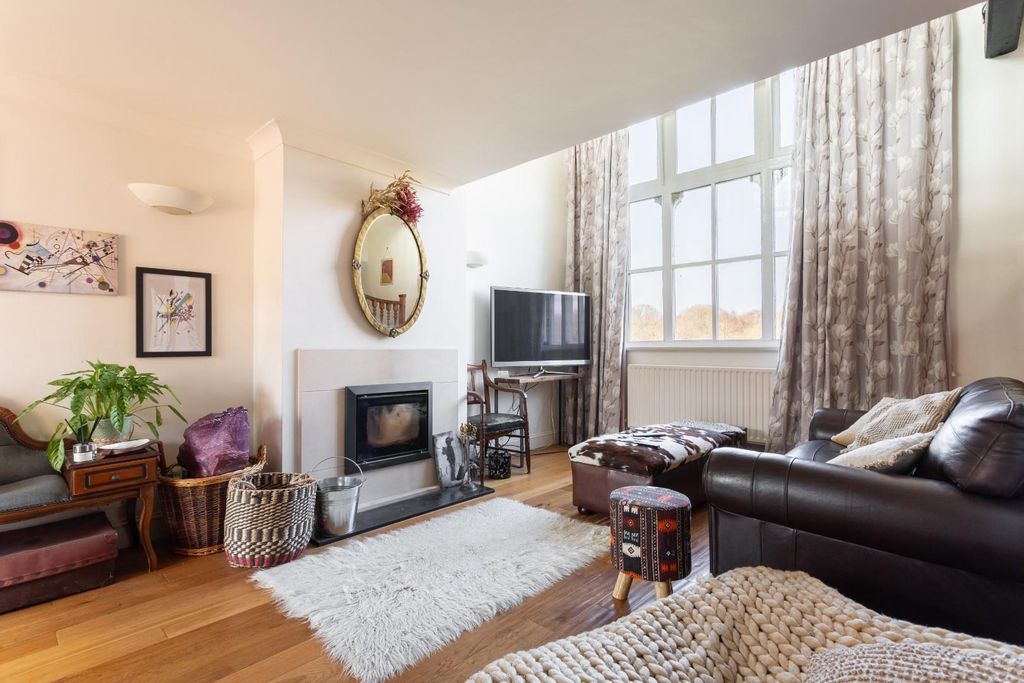 Property photo 2 of 21 Henfield Common South-10.Jpg