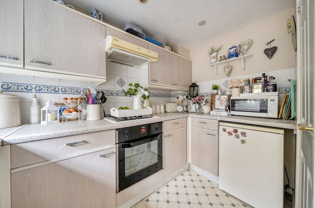 Property photo 3 of 10 1373213-15-690A09...