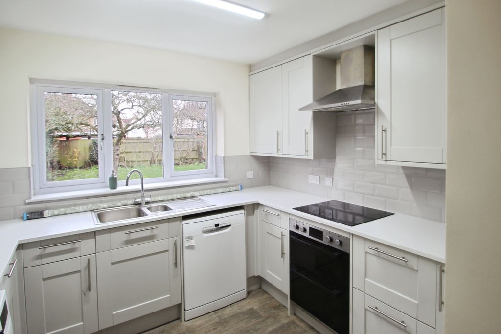 Property photo 2 of 10 916Cb1ce-Kitchen