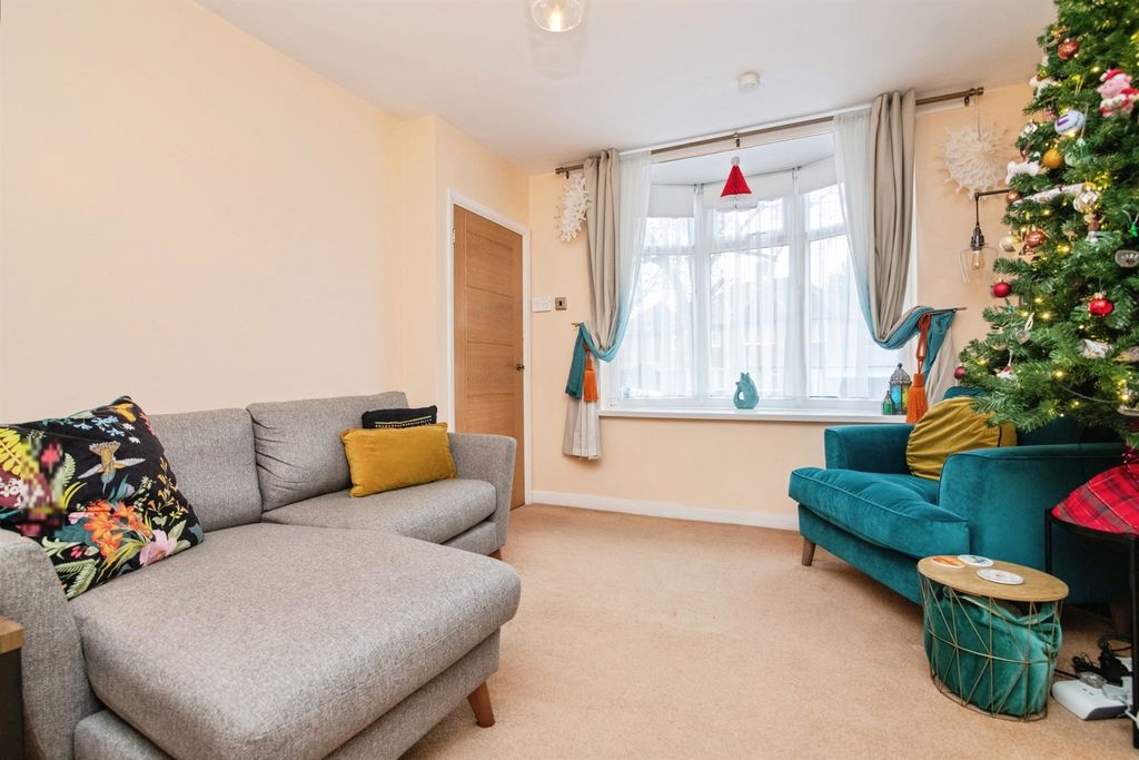 Property photo 3 of 17 Lounge