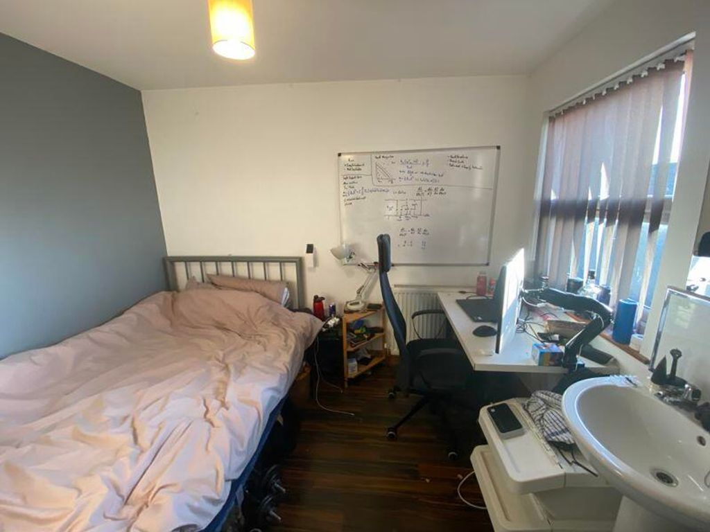 Property photo 3 of 10 A Cozy Double Bedroom Featuring A Comfortable Bed ...