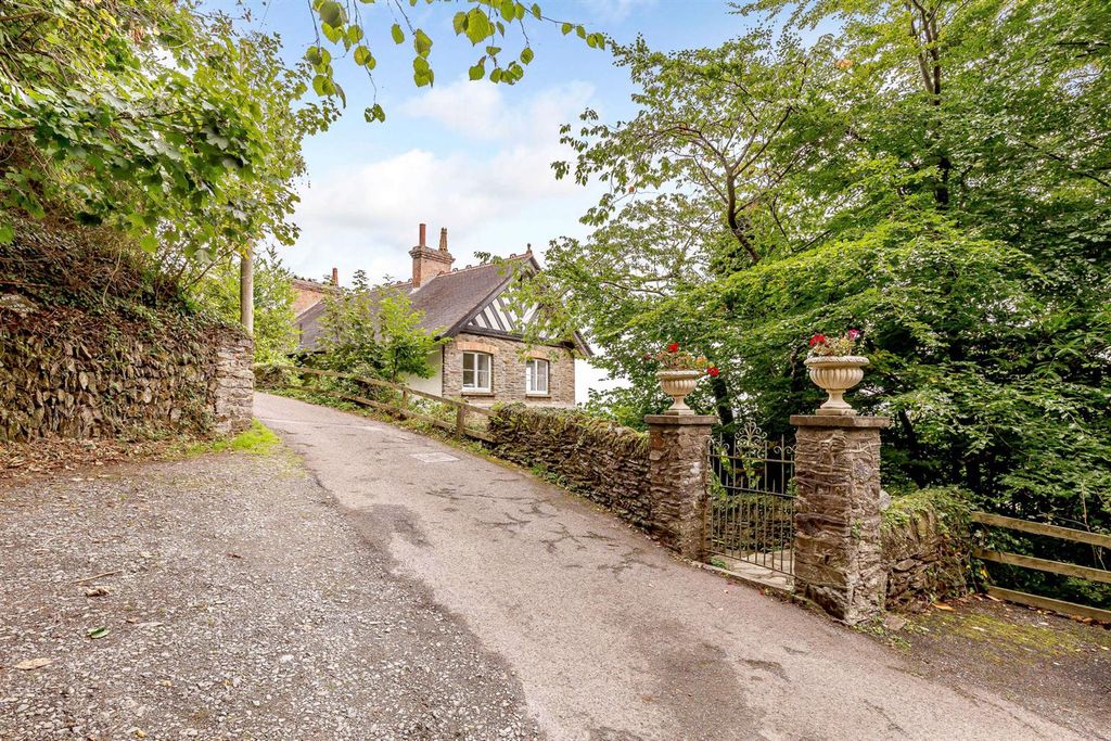 Property photo 3 of 15 Approach