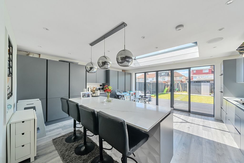 Property photo 1 of 20 1306272-7-6852c6d...