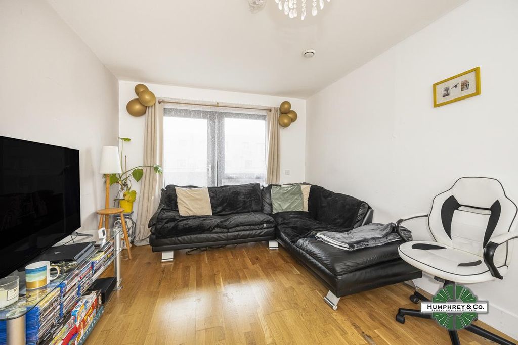 Property photo 3 of 14 31 Cambria Court 24 Sutherland Road -002.Jpg