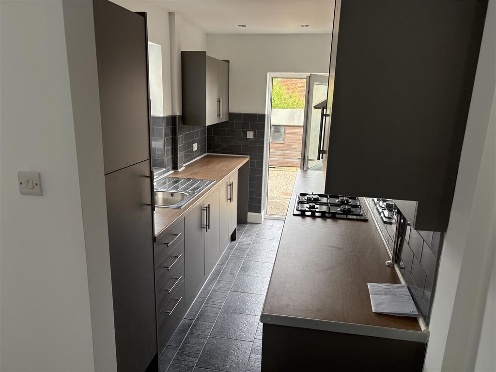 Property photo 3 of 9 Kitchen