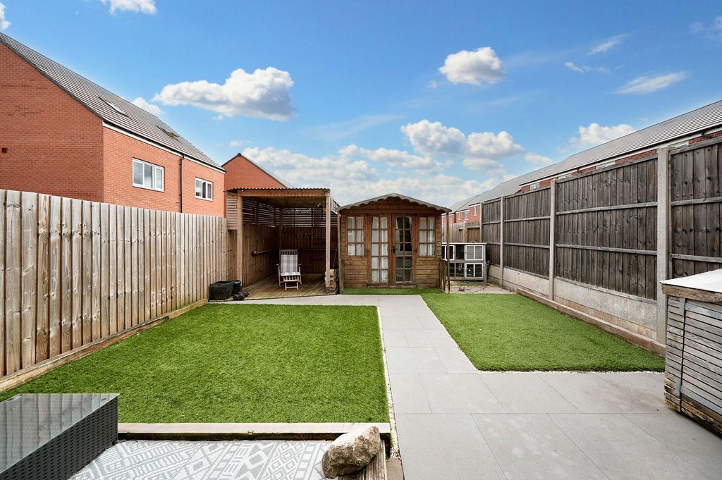 Property photo 2 of 31