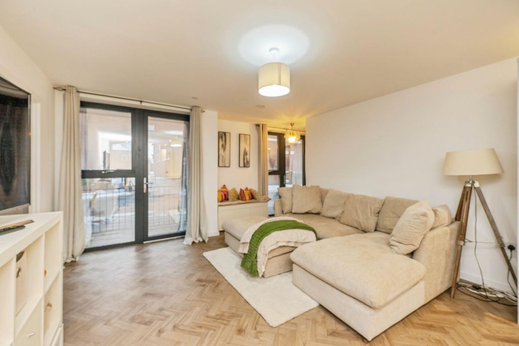 Property photo 3 of 20 1Beaconsfieldhouse-4.Jpg