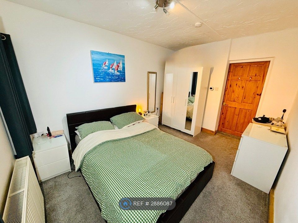 Property photo 3 of 12 Large Bedroom