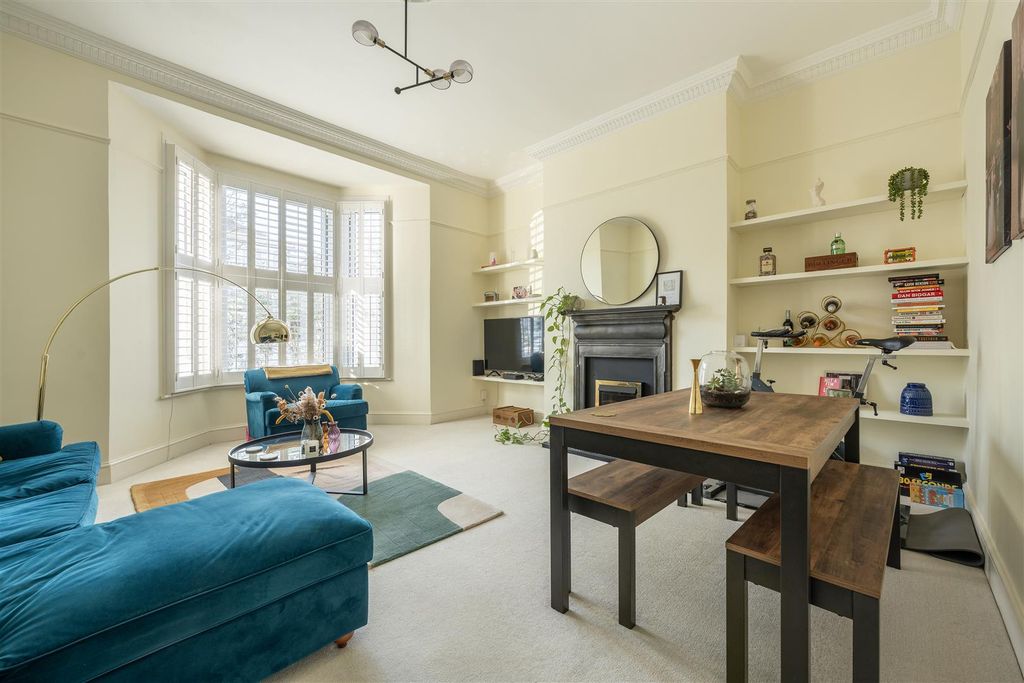 Property photo 2 of 15 Grosvenor Road, E11