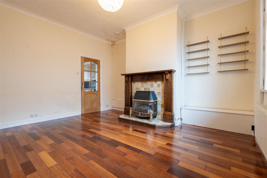 Property photo 2 of 7 Living Room