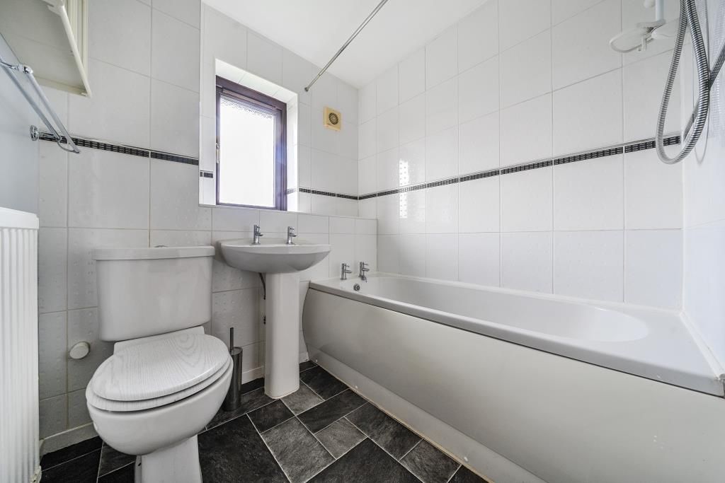Property photo 2 of 10 Bathroom
