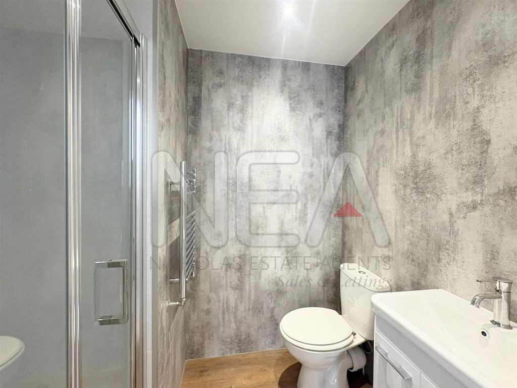 Property photo 3 of 4 Room One Ensuite