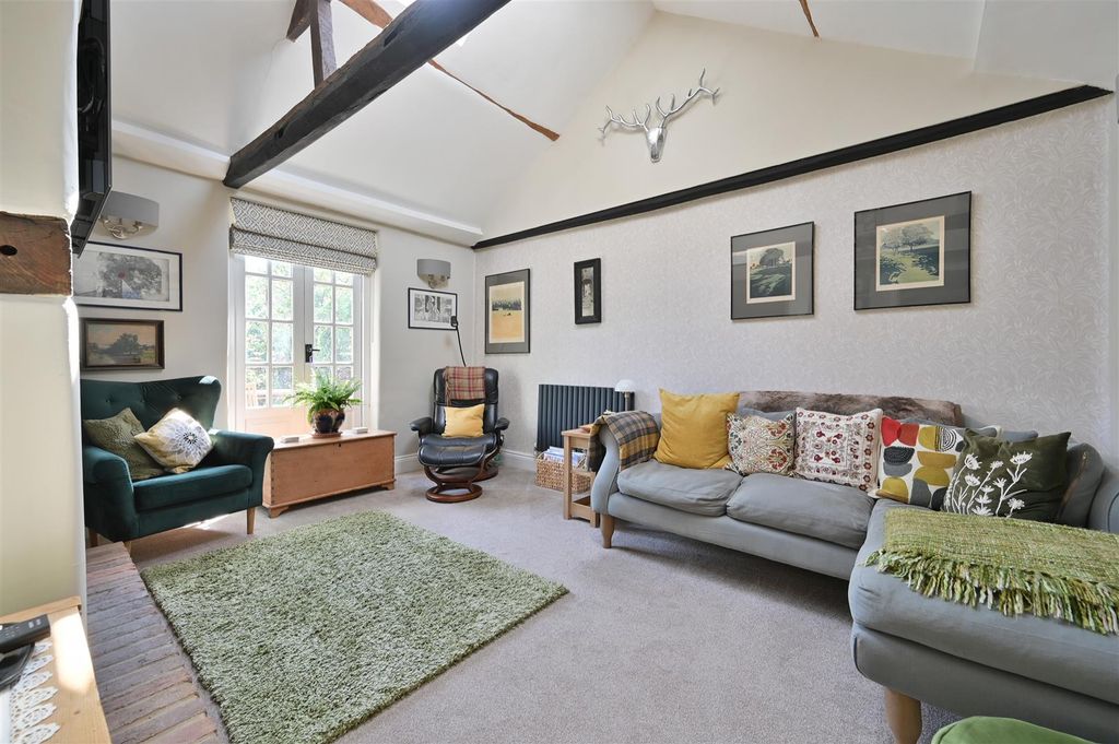 Property photo 2 of 18 33 Oxford Road-5.Jpg