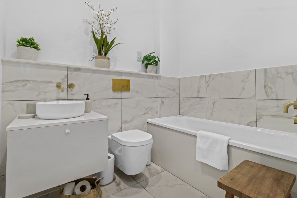 Property photo 3 of 14 Bathroom