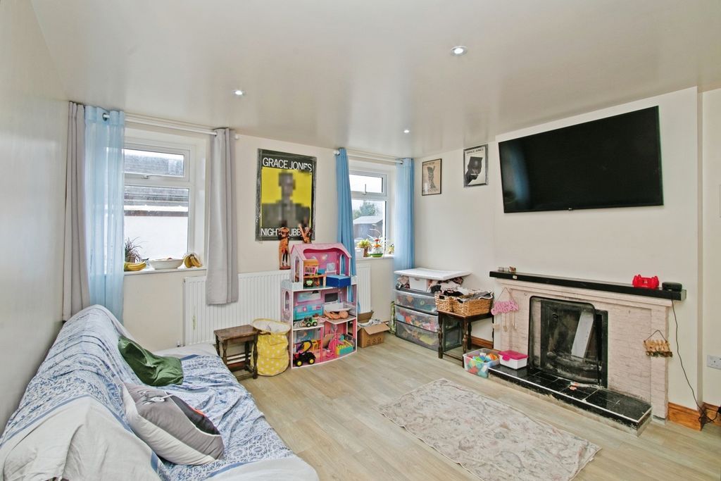 Property photo 2 of 18 Photo