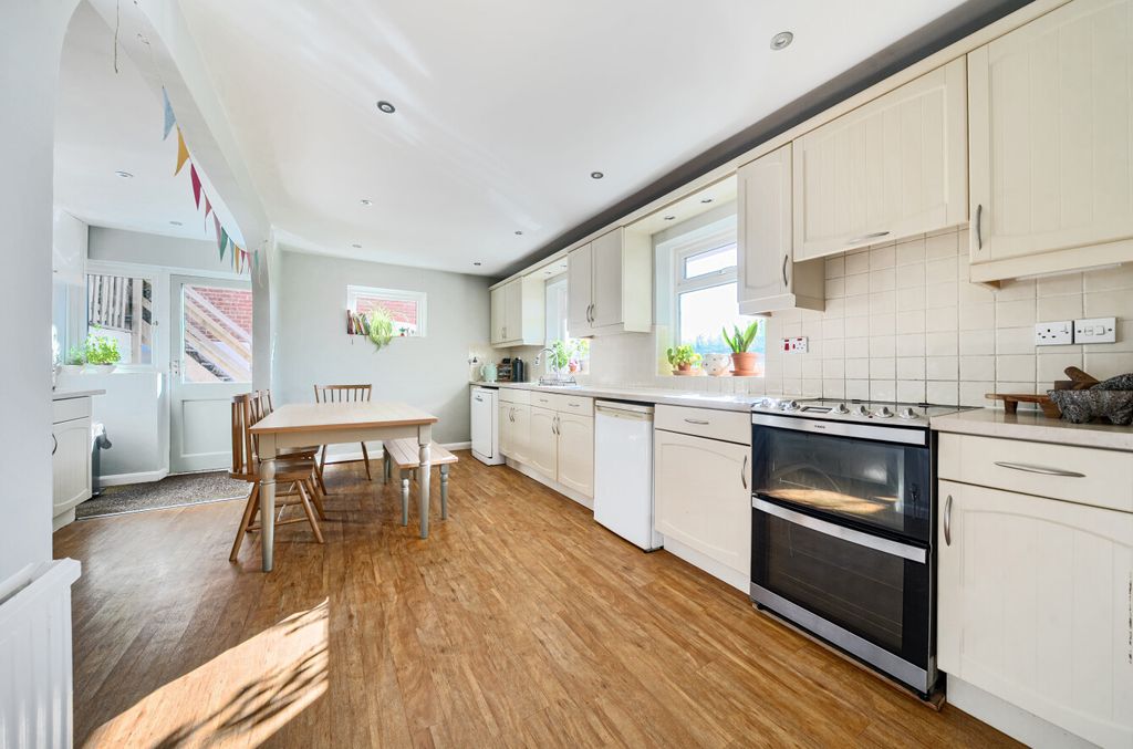 Property photo 2 of 18 1354283-7-68d262A...