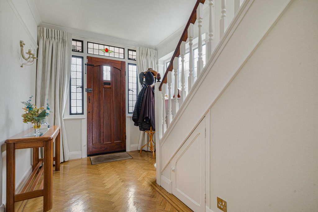 Property photo 2 of 16 Hallway