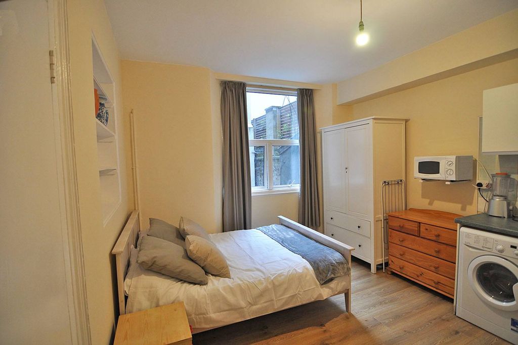 Property photo 1 of 3 Studio To Rent