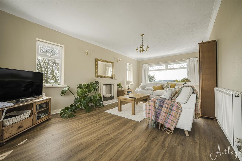 Property photo 2 of 29 Lounge