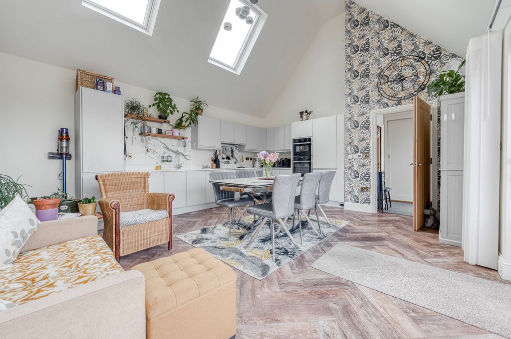 Property photo 2 of 23