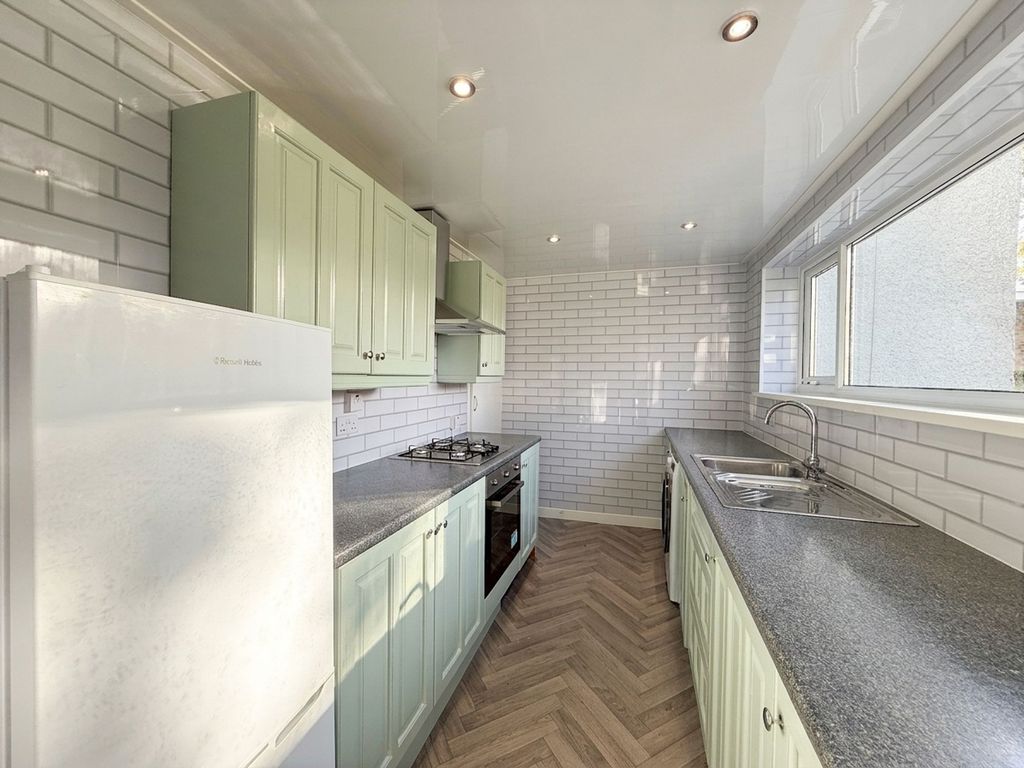 Property photo 3 of 11 Kitchen