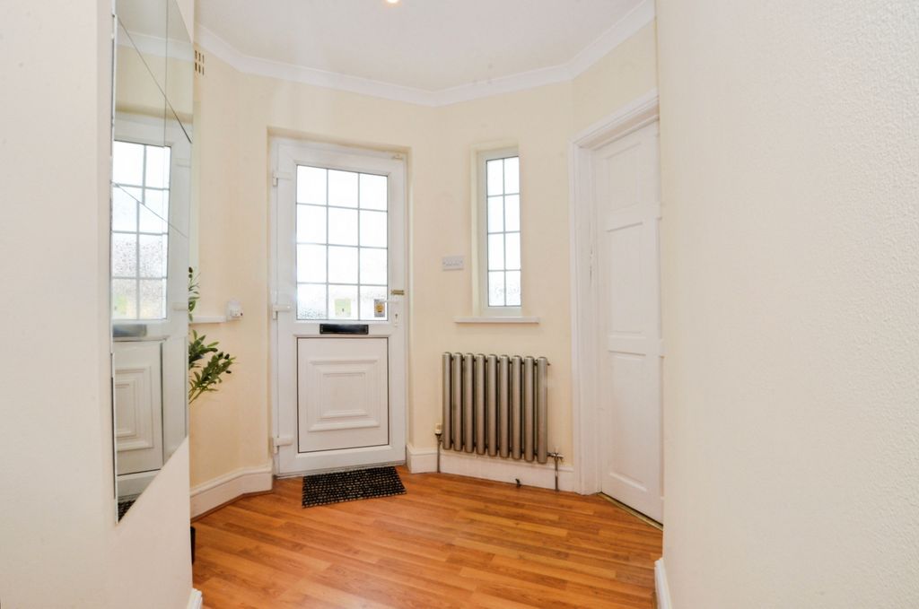 Property photo 3 of 20 Entrance Hall