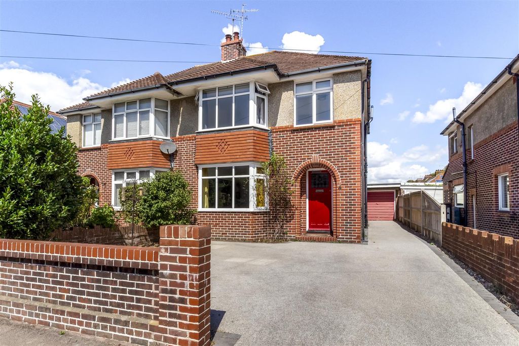 Property photo 1 of 19 4 Wiston Avenue-019.Jpg
