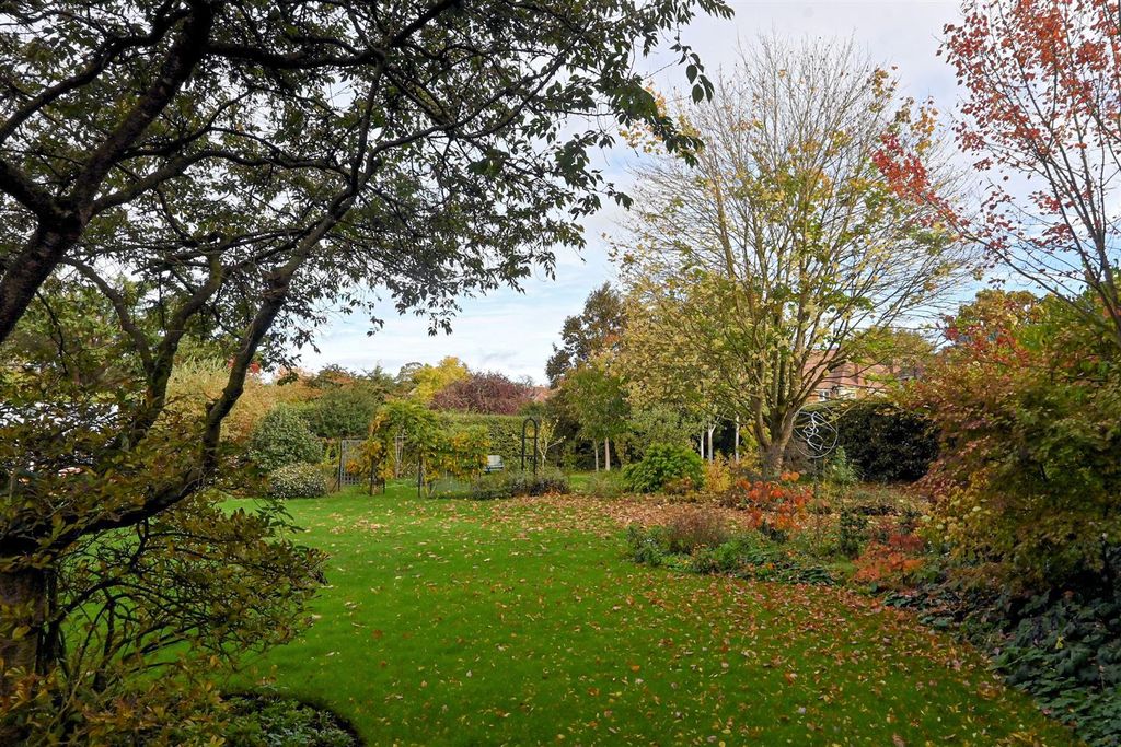 Property photo 2 of 27 Autumn Rear Garden 01.Jpg