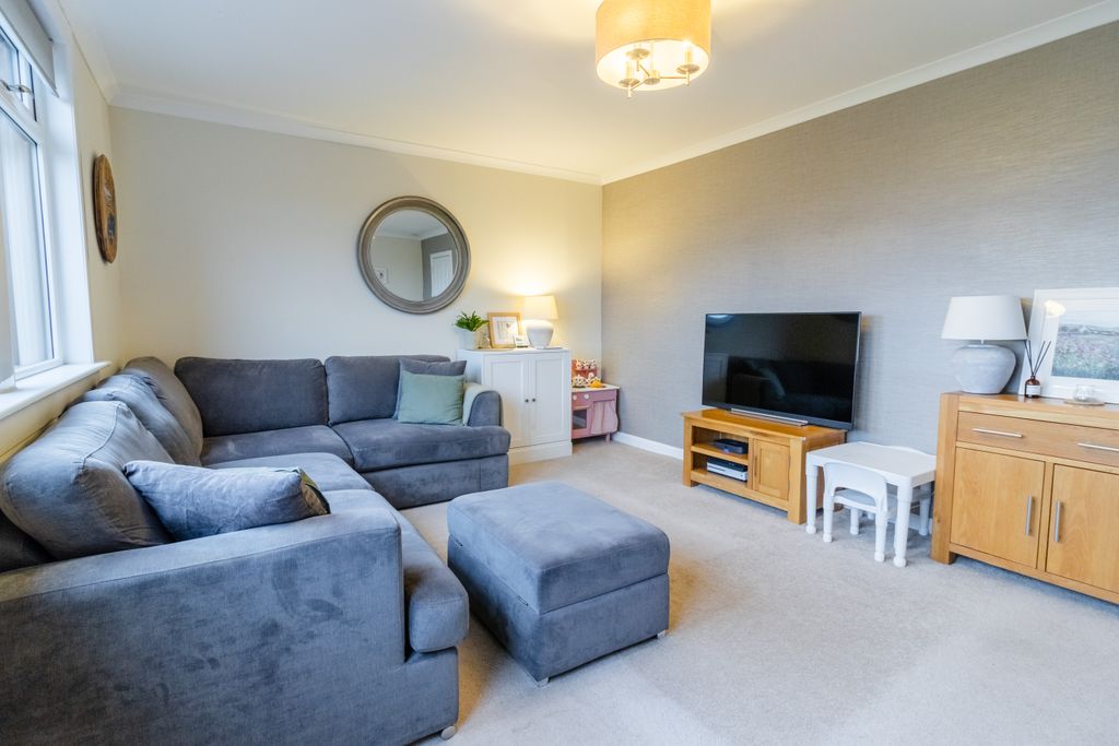 Property photo 3 of 28 Lounge