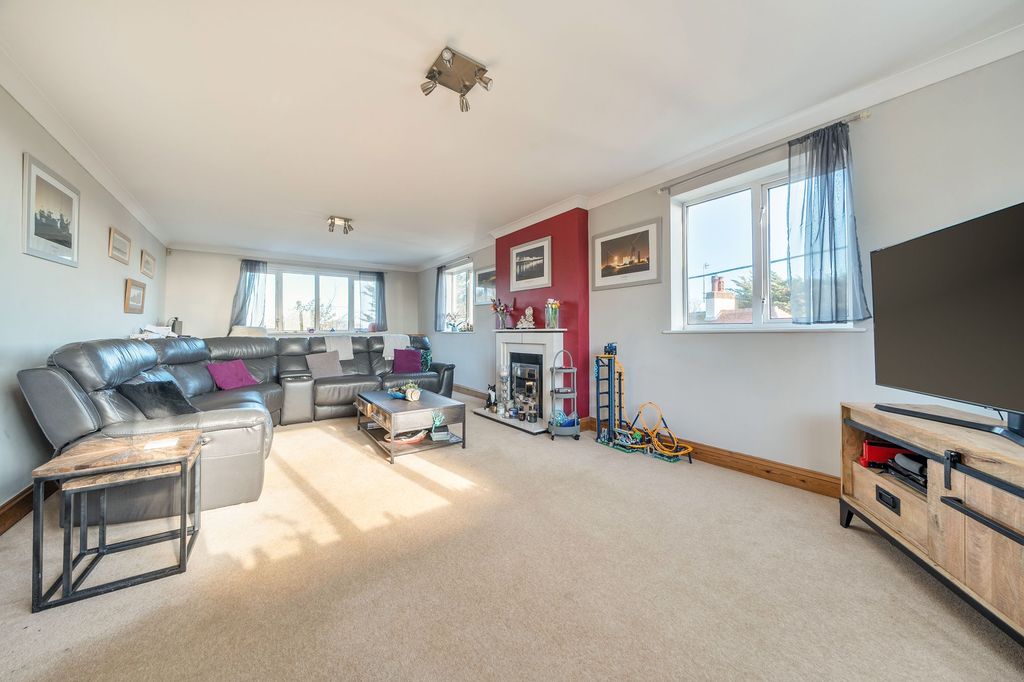 Property photo 2 of 21 Lounge