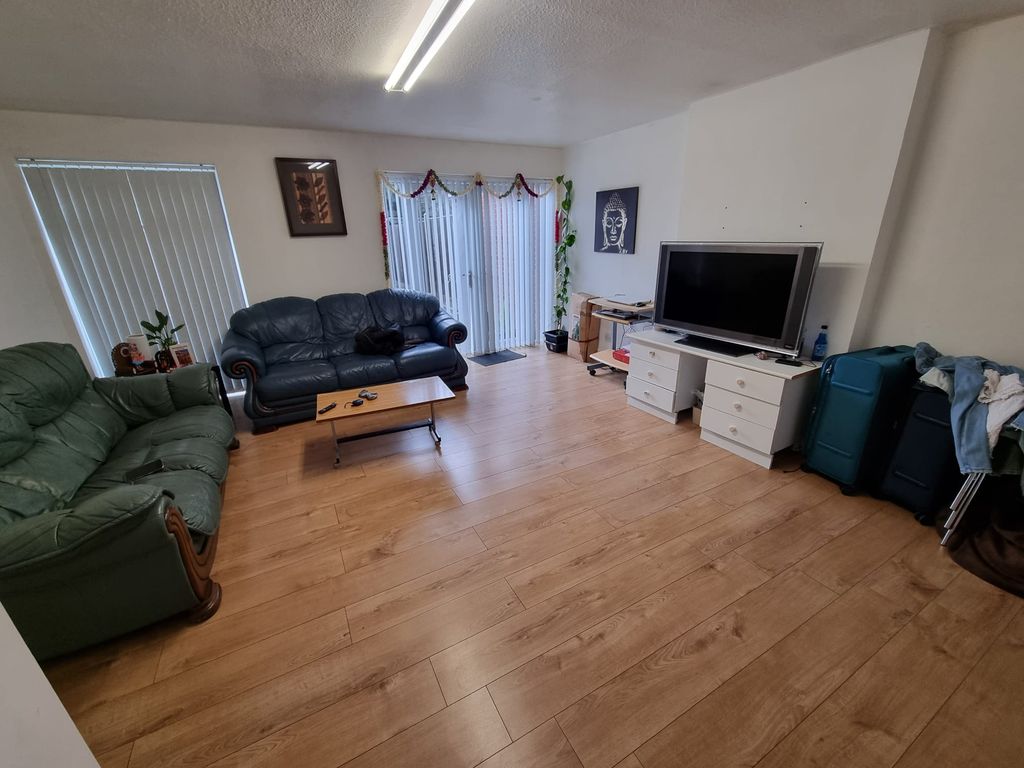 Property photo 2 of 8 Lounge
