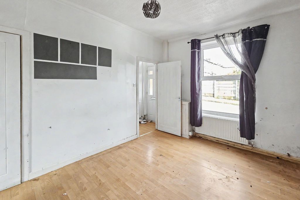 Property photo 2 of 20 12 Mayall Street East, Oldham, Ol4 3En