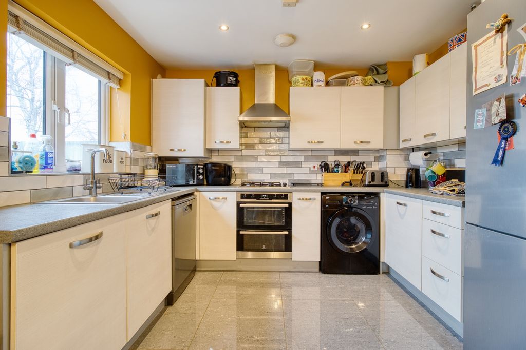 Property photo 3 of 13 Kitchen - Ewemove Swindon South